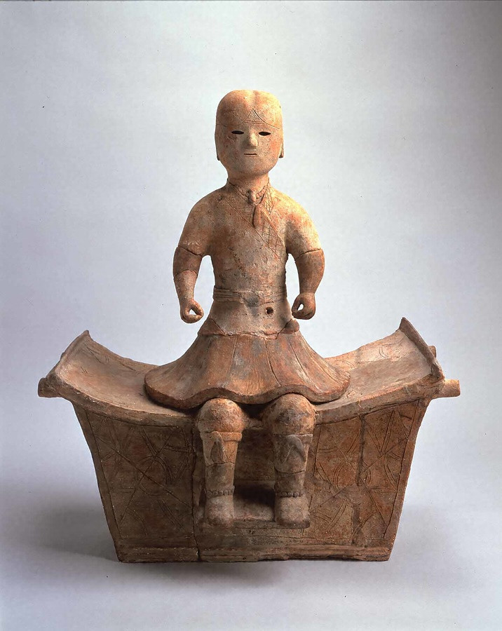 石見遺跡 椅子に座る男性埴輪 文化遺産オンライン
