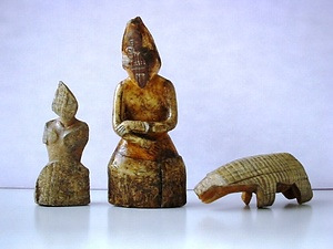 礼文島出土の歯牙製女性像及び動物像