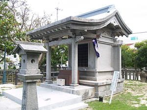 泡瀬ビジュル（社殿、鳥居、手水鉢）