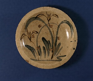 Ishizara &quot;srone&quot; plate: design of irises