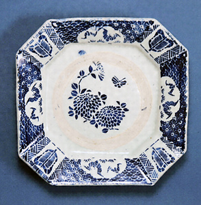 Square plate: design of chrysanthemums with bats and military fans in geometric patterns