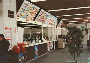 熱田郵便局　窓口の情景