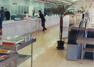 日本橋郵便局　窓口の情景