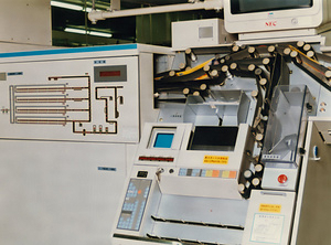 システム表示器と区分機供給部(名古屋郵便集中局)