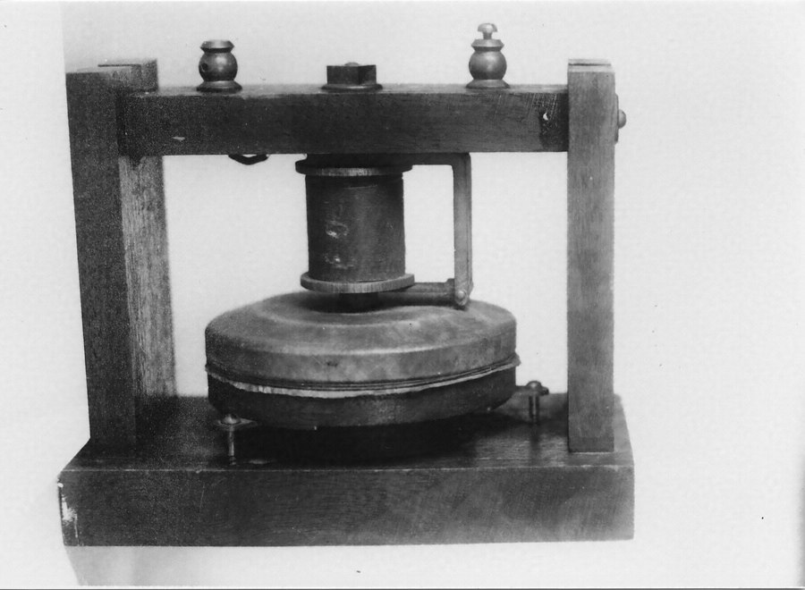アレキサンダー グラハム ベル氏発明の電話機 2 1 歴史資料 収蔵品のご紹介 郵政博物館 Postal Museum Japan