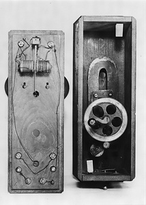 最初の磁石式電話機（内部)2-2