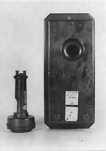 最初の磁石式電話機