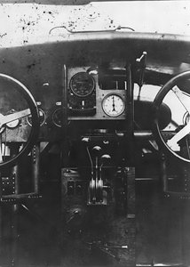 フオッカー22型機操縦室