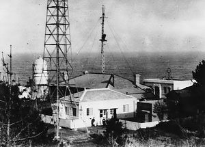 金華山灯台と無線方位信号所