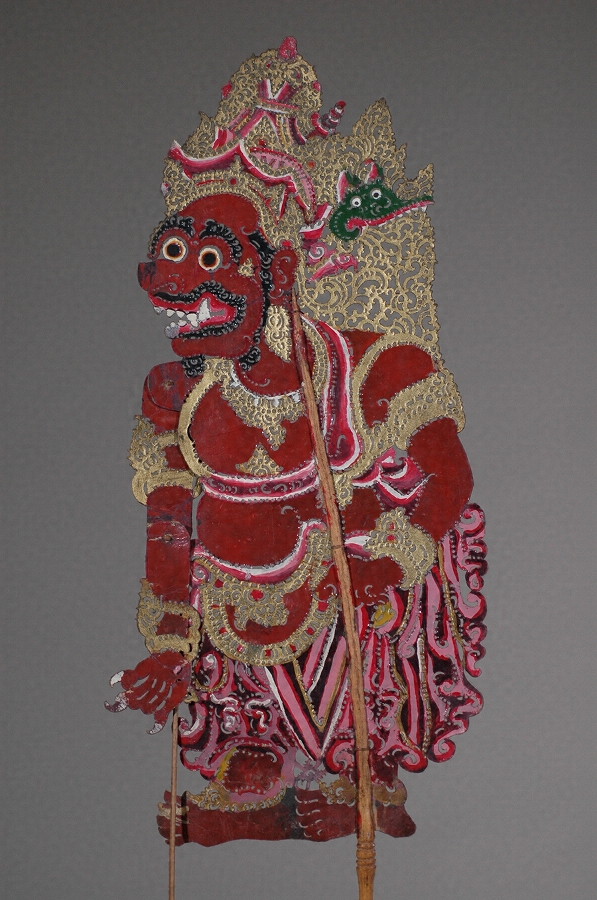バリ島のワヤンクリを演じる時に使用する影絵用の細密細工人形。 値段