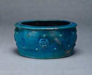 青釉獅子面ボタン飾り文平鉢