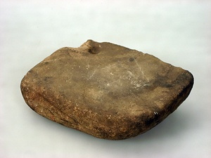 蜆塚遺跡出土石皿の破片
