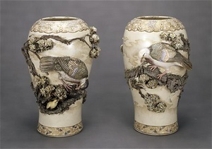 鳩桜花図高浮彫花瓶