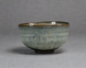 Tea Bowl Studio of Ninsei／Cherryblossom design in white clay inlay with opaque glaze