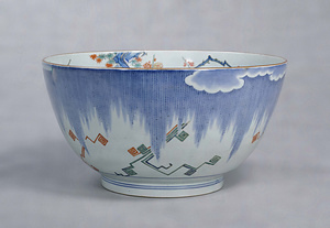 Large Bowl Kakiemon type, Imari Ware／Plum and thunderstorm design of in underglaze blue and overglaze enamels