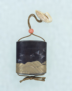 Inro (Medicine case), Wave and sparrow design in maki-e lacquer
