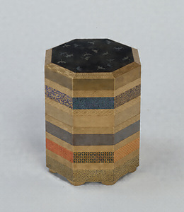 Octagonal Box for Confectionery Bird design in maki-e lacquer and mother of pearl inlay