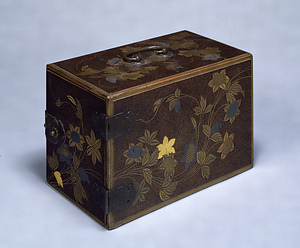Portable Cabinet Clematis design in maki-e lacquer