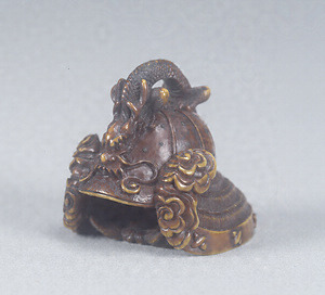 Netsuke, Helmet with dragon decoration design