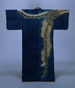 [Kosode] (Garment with small wrist openings) Abalone strip and chrysanthemum design on dark blue figured satin ground