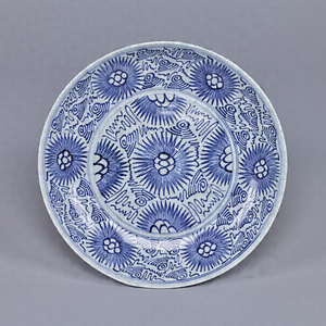 "Suru": Plate, Spiral design in underglaze blue