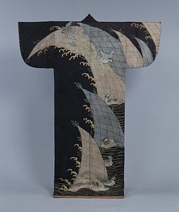 小袖 黒綸子地波鴛鴦模様