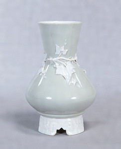 Vase, Minton Ware, England, Pate sur pate vine design