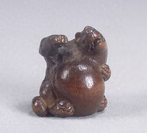 Netsuke, Racoon beating its belly design