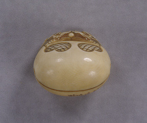 Netsuke, "Mokugyo" (percussion instrument for Buddhist rituals) design