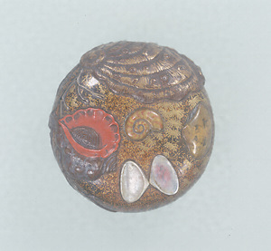 Round Netsuke, Design of seashells and seaweed in "maki-e" lacquer
