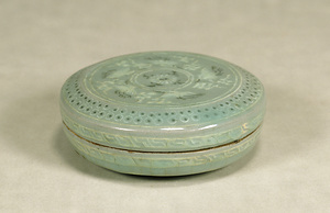 Covered Box, Celadon glaze with cloud and crane design in inlay