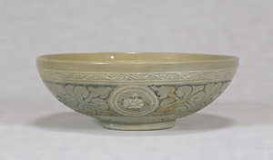 Bowl Celadon glaze with pomegranate design in inlay