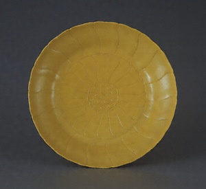 黄釉蓮花形皿