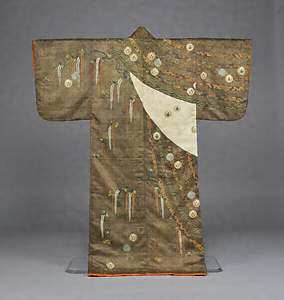 "Kosode" (Garment with small wrist openings), Design of abalone strips and wisterias on a parti-colored white and reddish black figured-satin ground