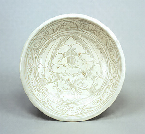 Bowl with a Peony Stoneware with incised and combed design on white slip under transparent glaze