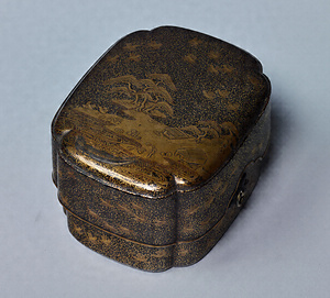 Incense Box, Sumaura landscape design in &quot;maki-e&quot; lacquer