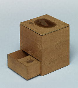 Box for a Tea Set, Design of chrysanthemum and paulownia crests.