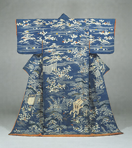 [Kosode] (Garment with small wrist openings) Design of a courtly carriage, woven wood fences, flowing water, and flowering plants on a light blue [chirimen] crepe ground