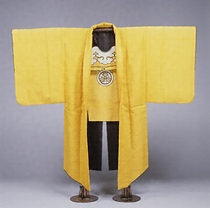 Kajibaori (Coat worn at scene of fire) Arrow feather and tachibana citrus flower crests on yellow, plain woolen twill ground