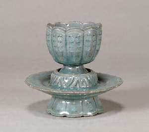 Cup and Stand with Pointed Foliate Rims, Celadon glaze with chrysanthemum design in inlay