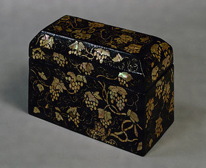 Box Grapes and squirrel design in mother-of-pearl inlay