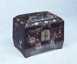 Box for Medicine Bottles, Flower and bird design in mother of pearl inlay