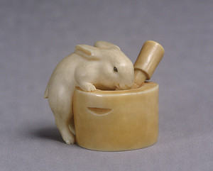 Netsuke, Design of a rabbit and mortar