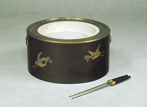 [Hioke] Brazier Design of cranes with pine sprigs in [maki-e] lacquer and mother-of-pearl inlay