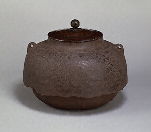 Tea Kettle with Crows, Named “Nuregarasu (Crows with Wet Feathers)”