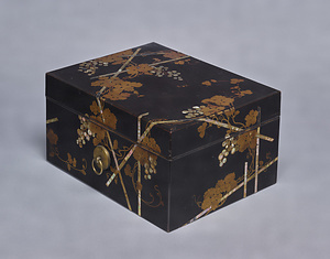 Box for paper, Design of grapes in maki-e lacquer and mother-of-pearl inlay.