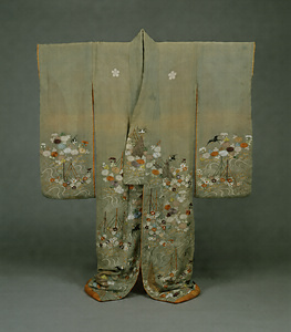 [Furisode] (Garment with long sleeves) Fishing net, cherry blossom, swallow, and chrysanthemum design on gray [chirimen] crepe ground