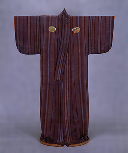 [Kosode] (Garment with small wrist openings) Design of vertical stripes with chrysanthemum crests on a purple tussar-silk-crepe ground