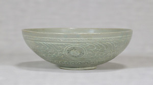 Bowl, Celadon glaze with phoenixes and clouds in inlay