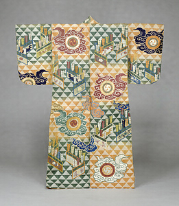 [Atsuita] (Noh costume) Design of clouds, screens with arrows, and fish scales on red and green ground